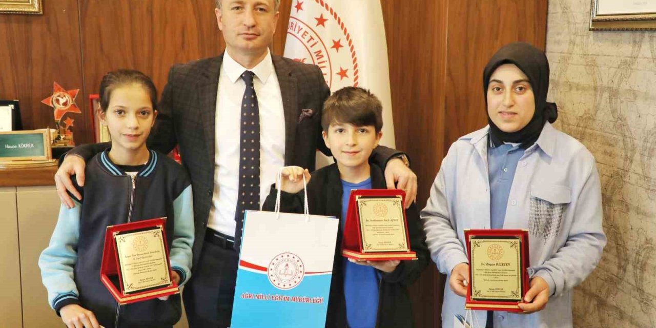 Ağrı’da “Sözlük Tasarım” yarışmasında dereceye giren öğrencilere ödülleri verildi