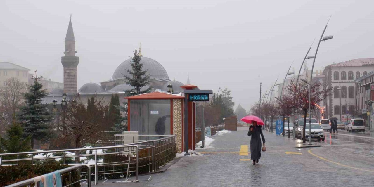 Erzurum’a yağış yağmur ve sisle geri döndü