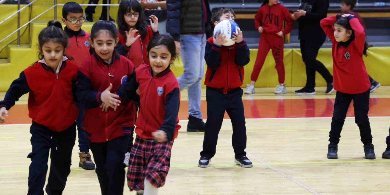 Elazığ’da geleneksel ‘yakan top’ turnuvası