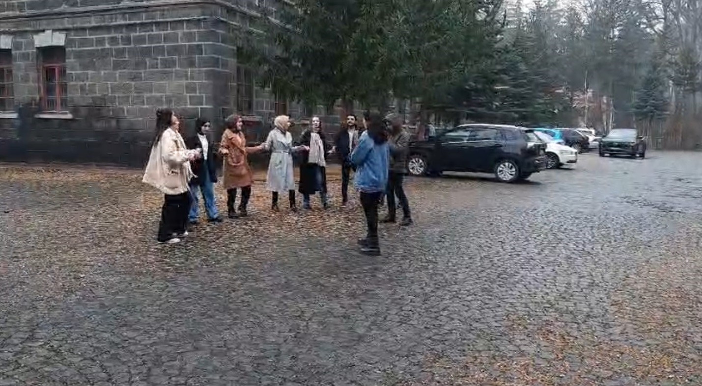 Kars’ta kar altında halay çektiler