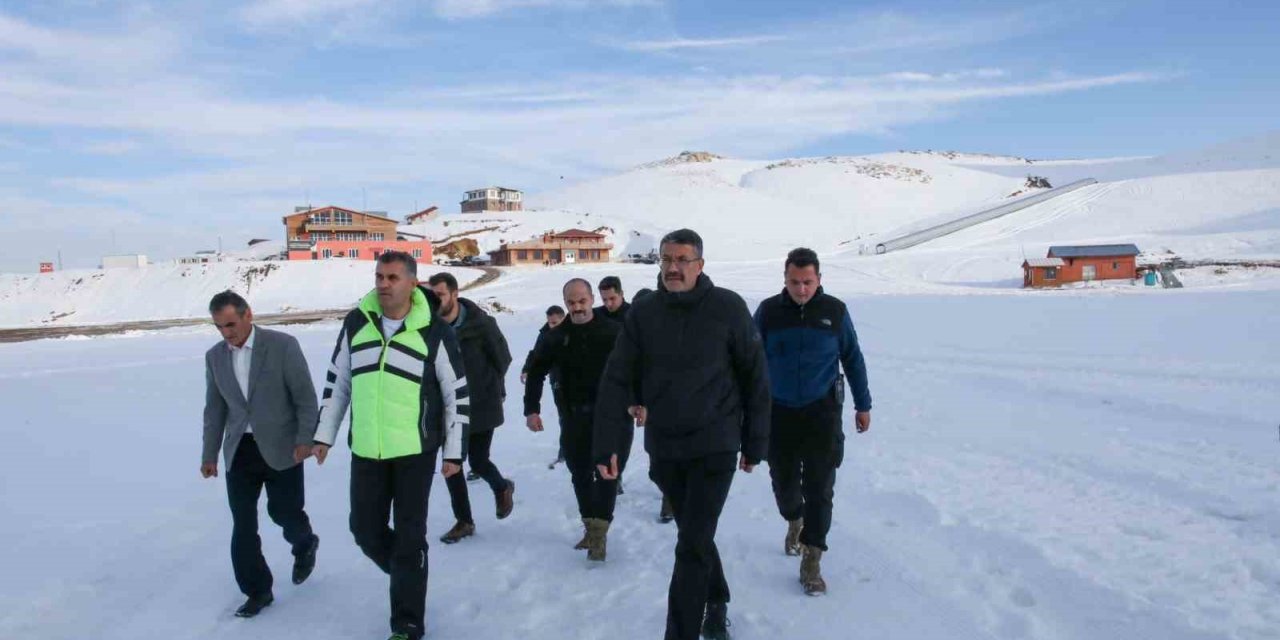 Vali Ali Çelik, yatırımcıları ve kayak severleri Hakkari’ye davet etti