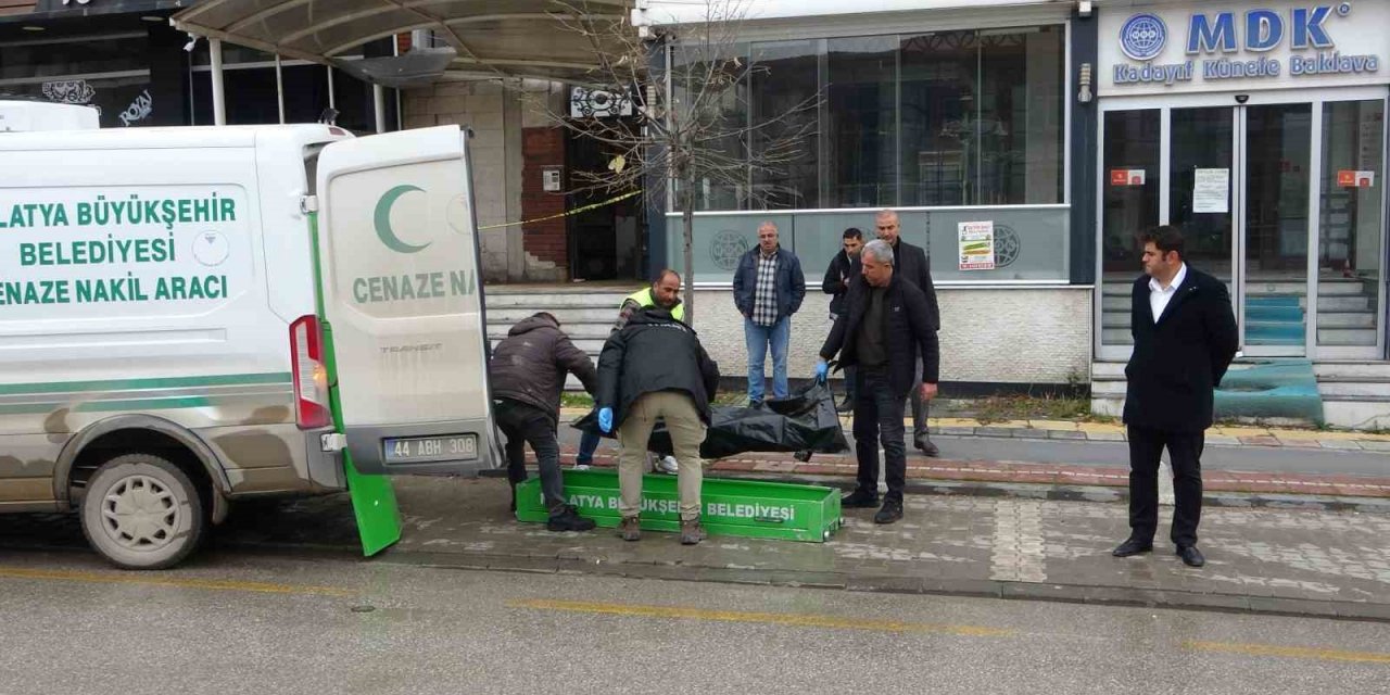 Orta hasarlı binada ceset bulundu