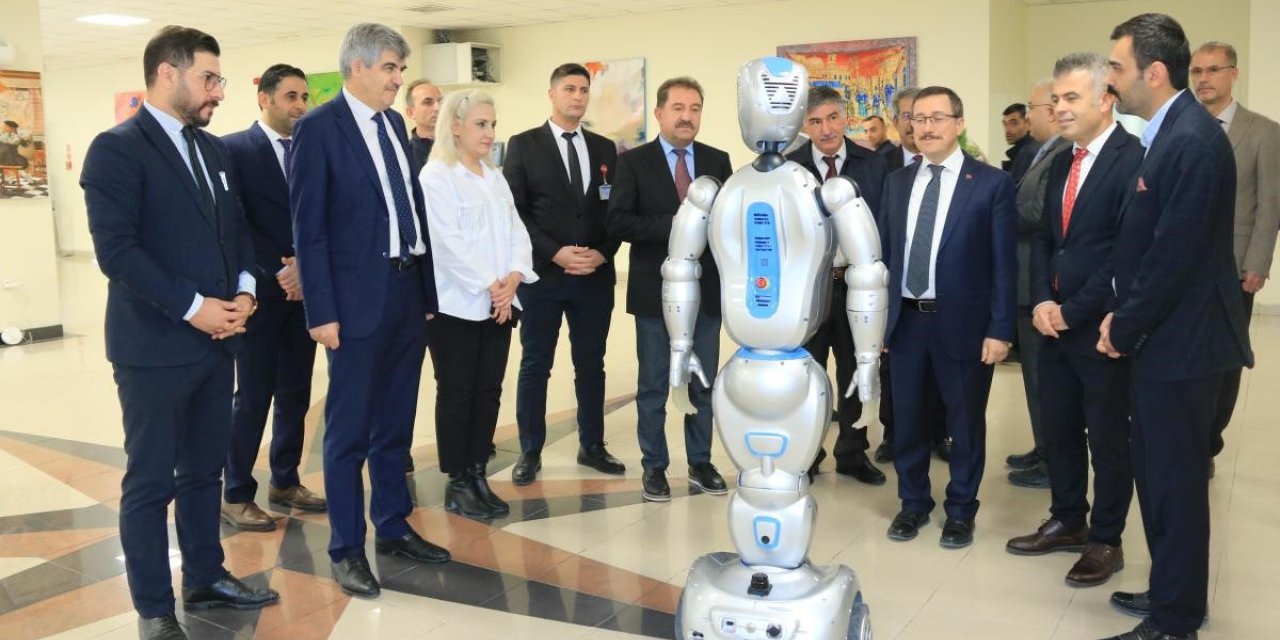 Turgut Özal Tıp Merkezi’nde yapay zekalı robotlar iş başında