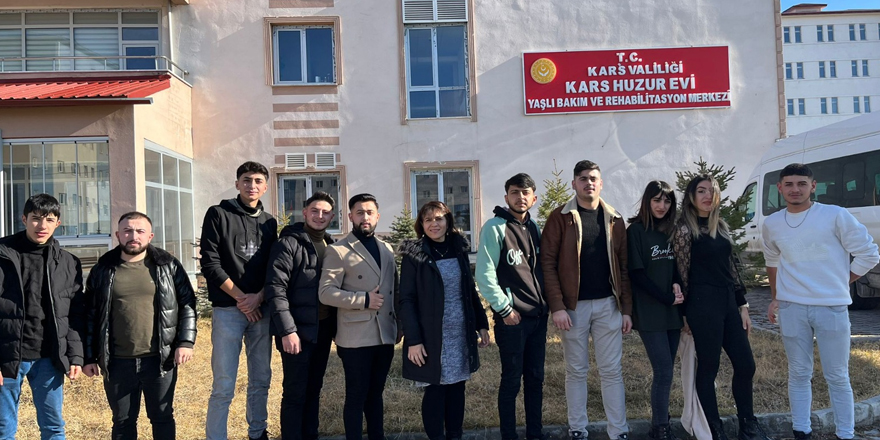 Kars öğrencilerden huzurevindeki yaşlılara özel bakım