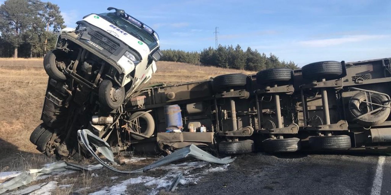 Devrilen kimyasal toz yüklü tır yolu kapattı