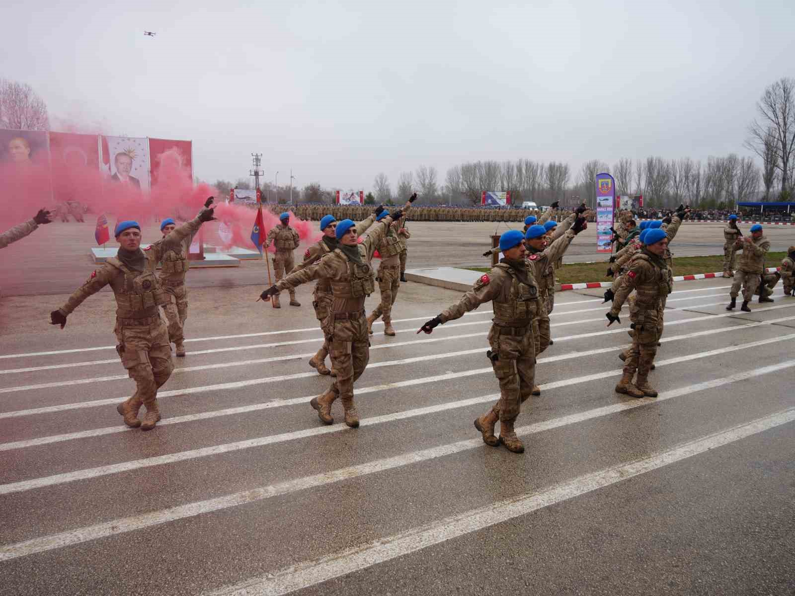 Komandolar, zeybek oynayarak mezun oldu