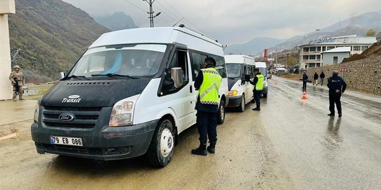 Şemdinli’de servis araçları denetlendi