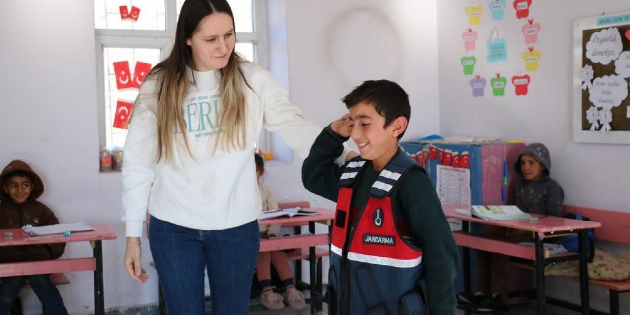 Muş’ta Mehmetçik 210 öğrenciye mont ve bot dağıttı