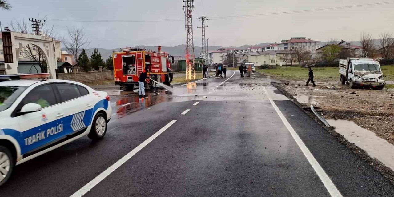 Bingöl’de kamyonet kaza yaptı