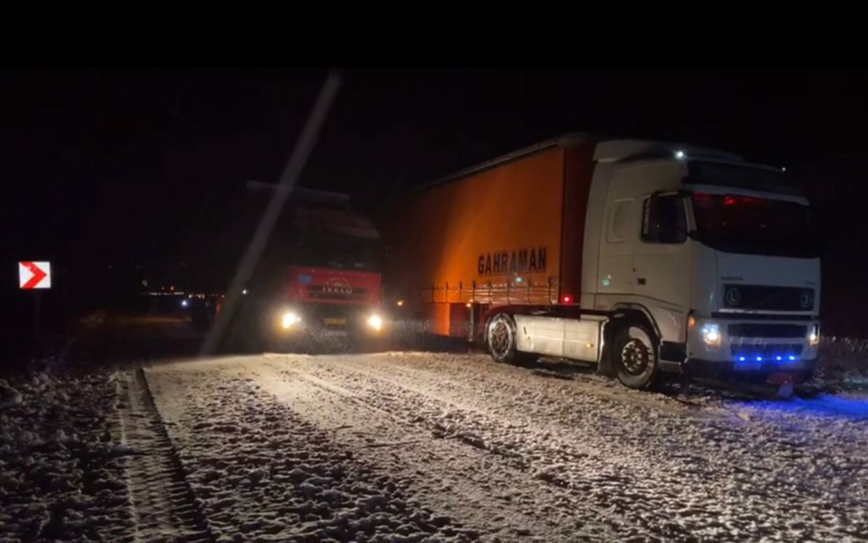 Kars'ta kar, tipi ve buzlanma; TIR'lar yolda kaldı