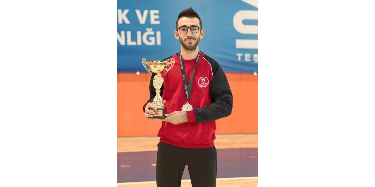 Erzincanlı badmintoncu Türkiye 3’üncüsü oldu