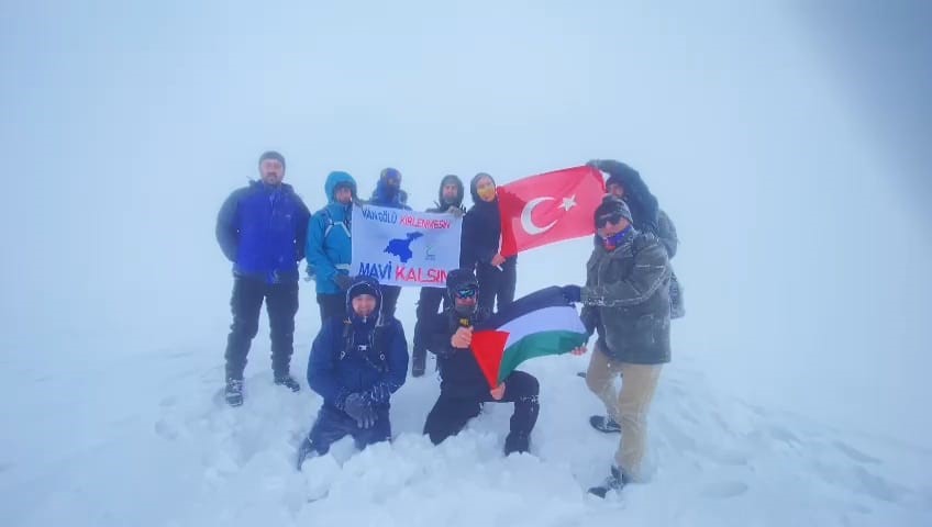Aktivistler kar ve tipiye rağmen Esruk Dağı’na tırmandı