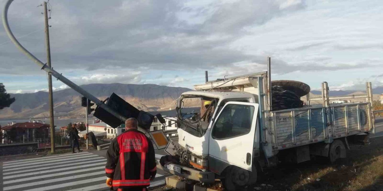 Kontrolden çıkan kamyon refüje çıktı: 1 yaralı