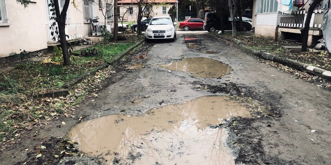 Erzincan’da ara sokaklarda yollar köstebek yuvasına döndü