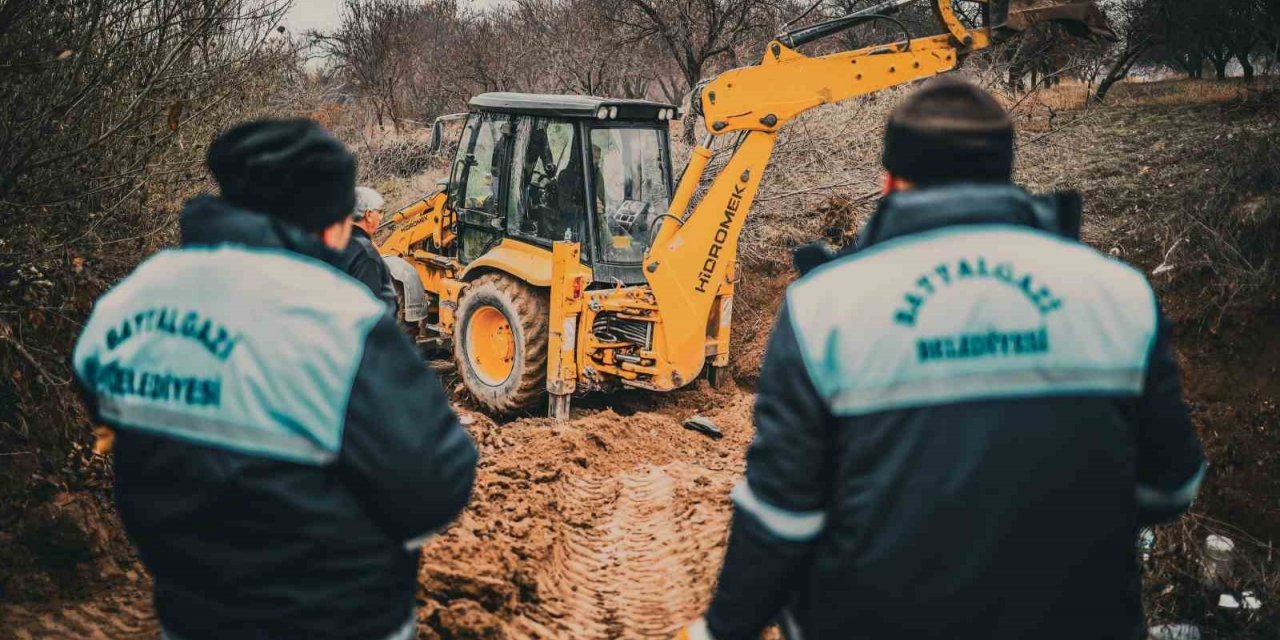 Belediye ekiplerinden Yenice Mahallesi’nde alt yapı ve stabilize çalışması