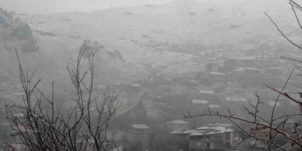 Hakkari’de karla karışık yağmur etkili oldu