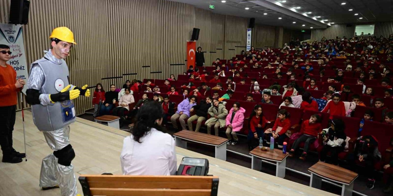 Bağcılar Belediyesi’nden depremzede çocuklara ücretsiz tiyatro oyunu