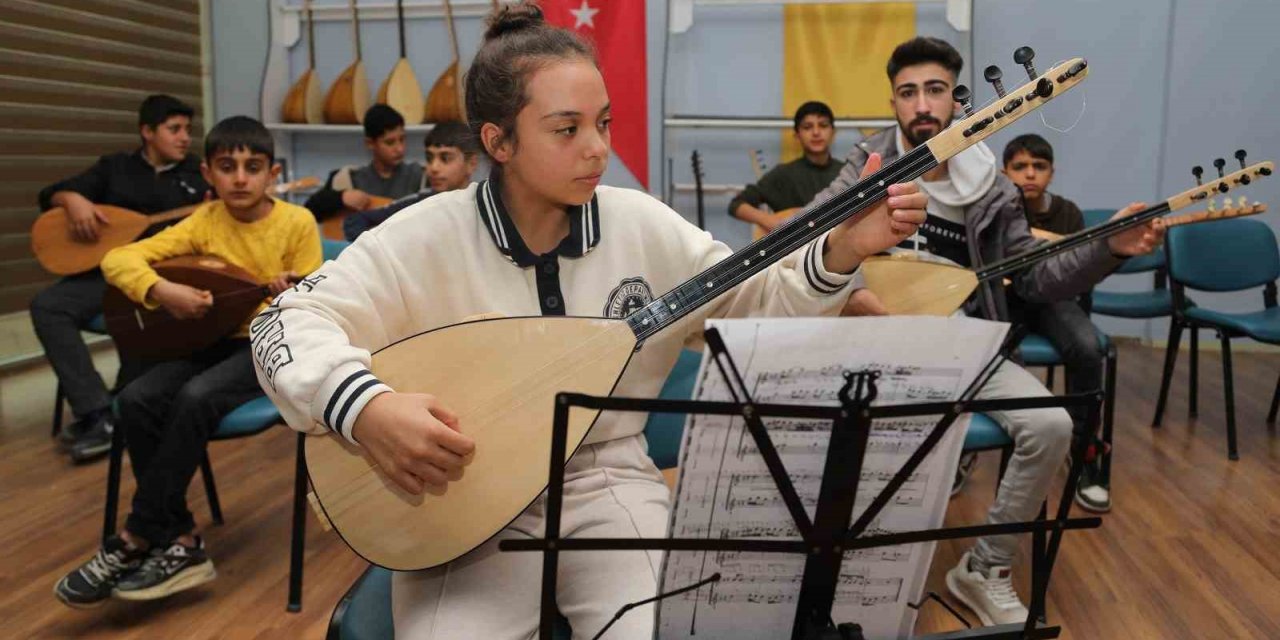 Van Büyükşehir Belediyesinin bağlama kursuna yoğun ilgi