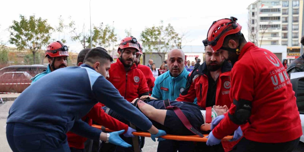 Elazığ Fethi Sekin Şehir Hastanesindeki deprem tatbikatı gerçeği aratmadı