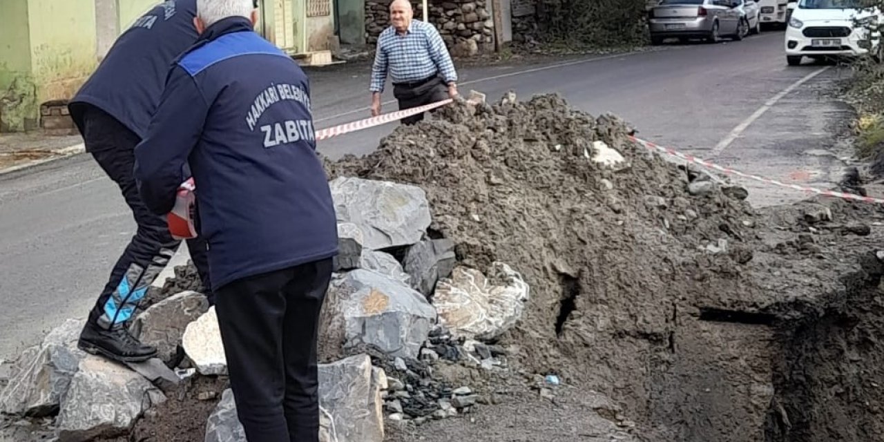 Hakkari’de mahalle yolu çöktü