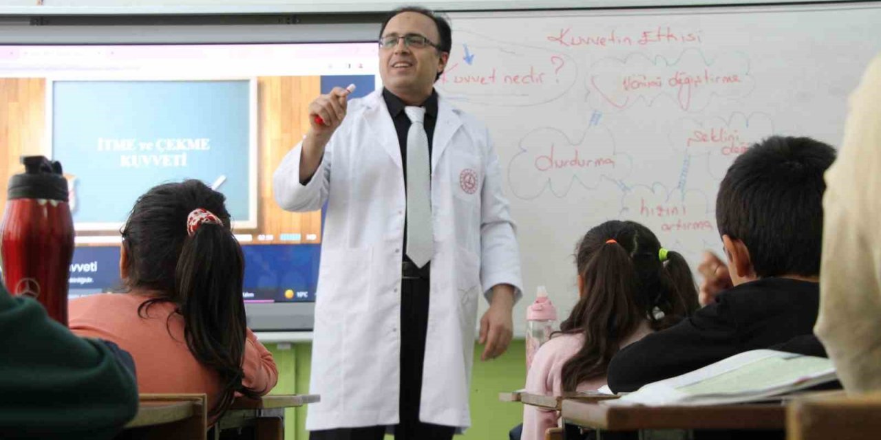 Boyu kısa diye neredeyse okula almayacaklardı, yılın öğretmeni seçildi