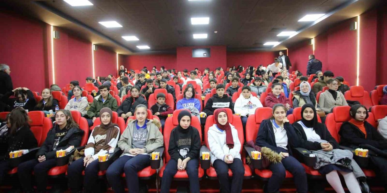 Ağrı’da öğrenciler, şehit öğretmenin hayatını anlatan filmi izledi