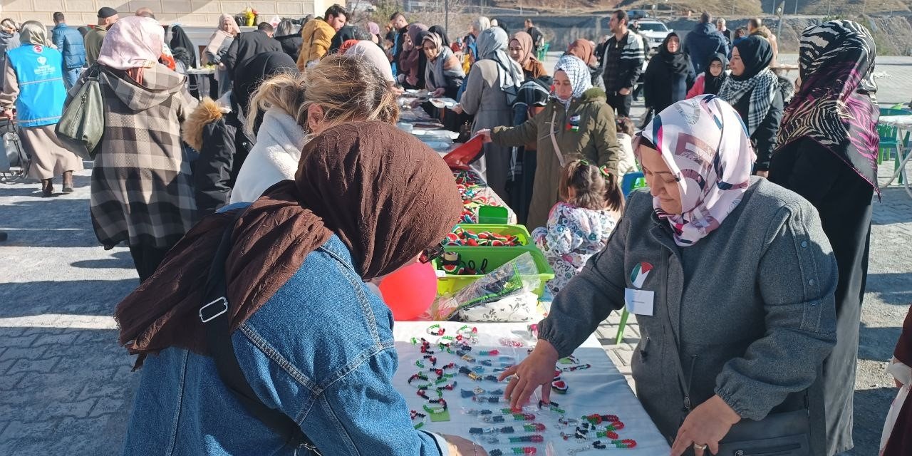 Bitlis’te Filistin halkı yararına hayır çarşısı açıldı