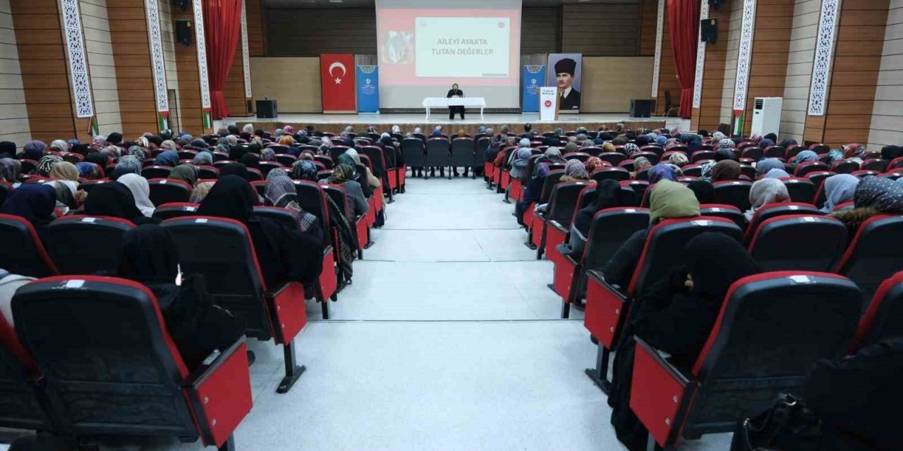 Erzincan’da kadınlara yönelik “Aileyi Ayakta Tutan Değerler” konferansı düzenlendi