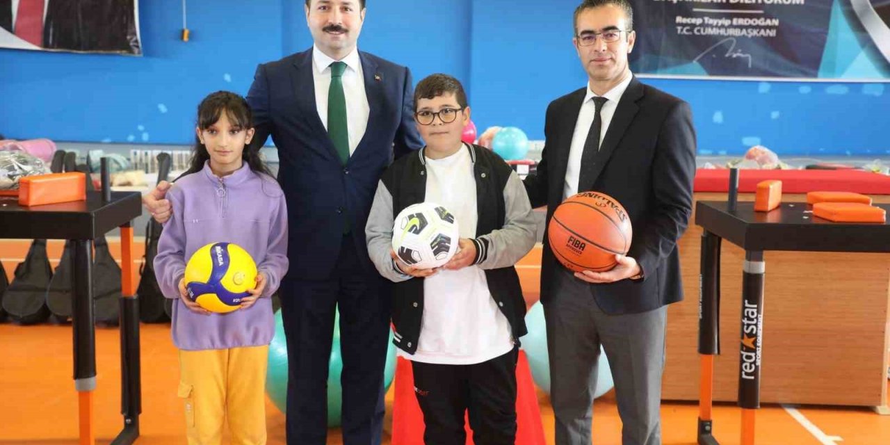 Diyadin’de gençlere spor malzemesi desteği