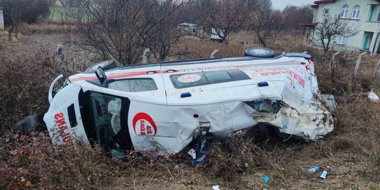 Hasta nakli yapan sağlık ekibi trafik kazası geçirdi: 3 yaralı