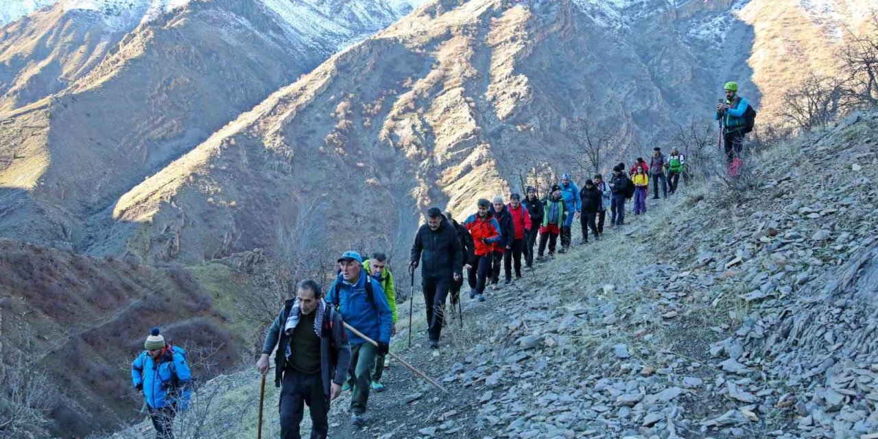 Vali Ali Çelik’ten Beyaz Dağı’na tırmanış