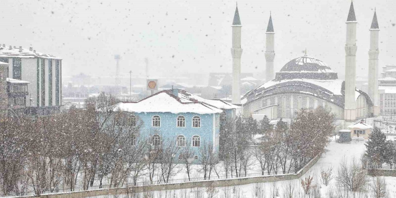 Ağrı’da kar yağışı eğitime engel oldu