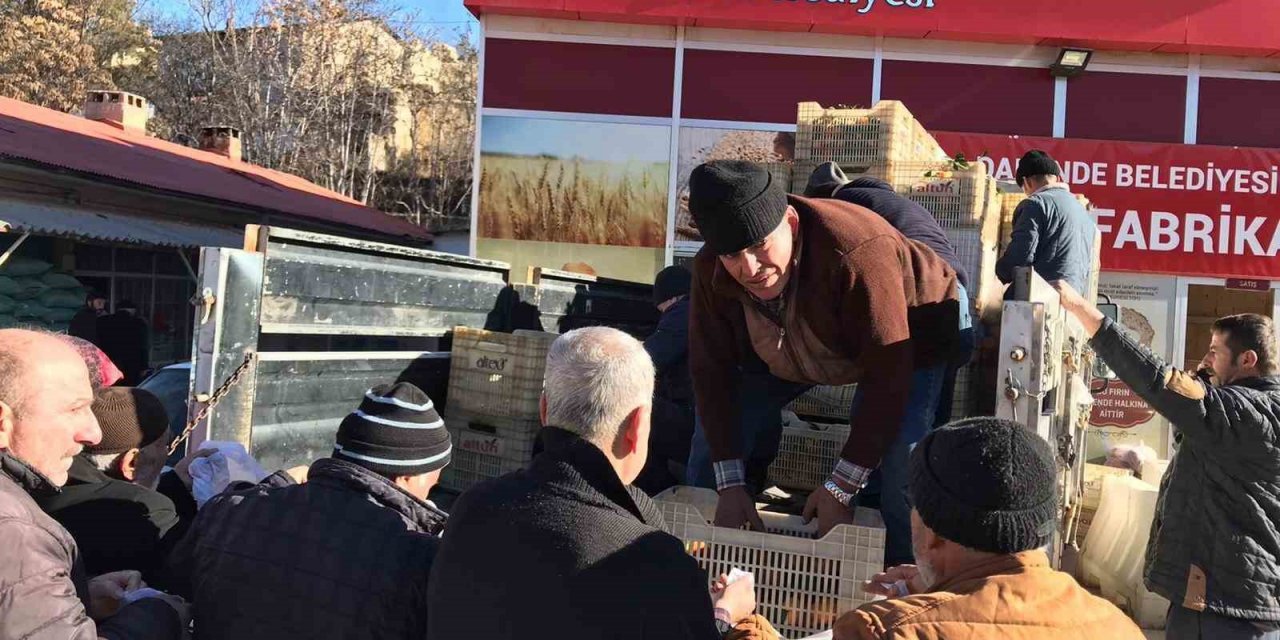 Malatyalı depremzedelere mandalina dağıttı