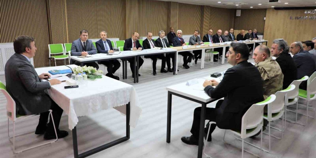 Erzincan’da vali yardımcıları ve birim amirlerinin katılımıyla toplantı yapıldı