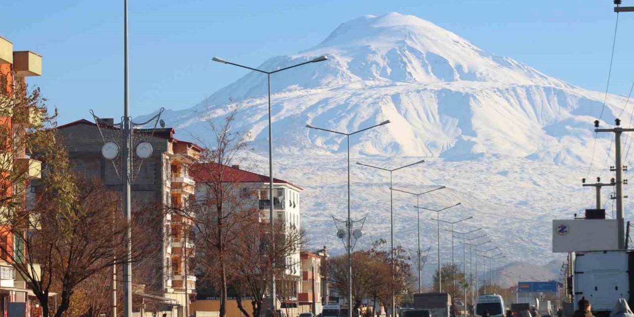 Beyaz gelinliğini giyen Ağrı Dağı’ndan kartpostallık görüntü