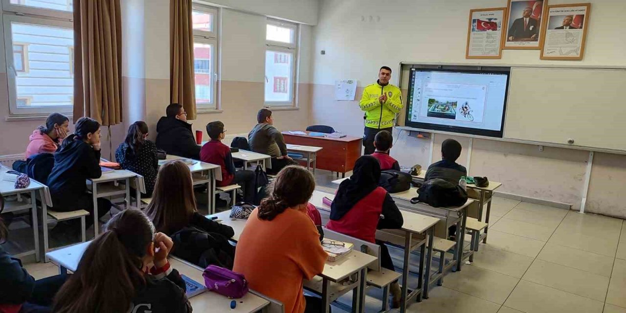 Polisten öğrencilere trafik eğitimi