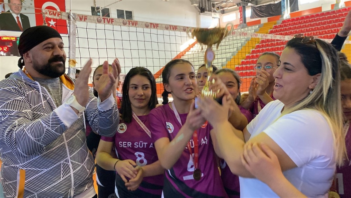 Dikme köyünün Altın Kızları Voleybolda il birincisi oldu