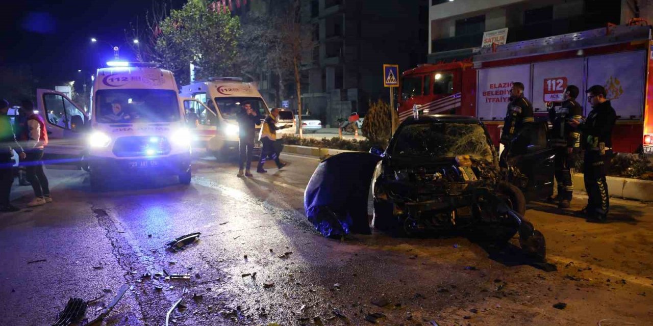 Elazığ’da ortalığın savaş alanına döndüğü kaza kamerada: 5 yaralı