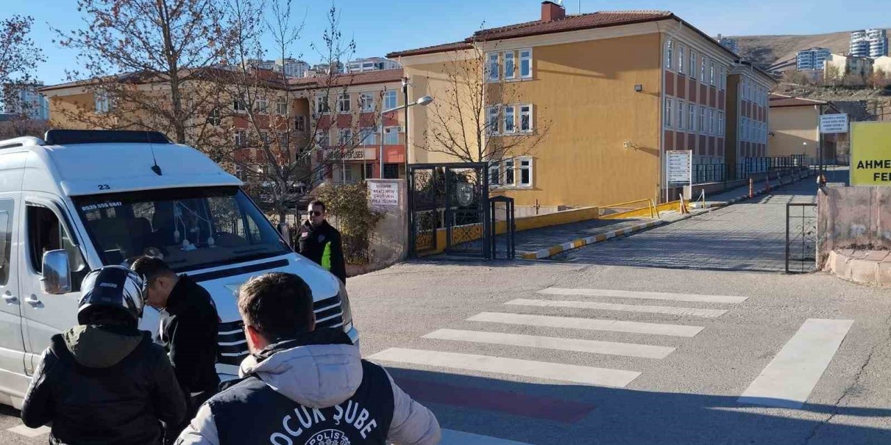 Elazığ’da okul önü denetimleri sürüyor