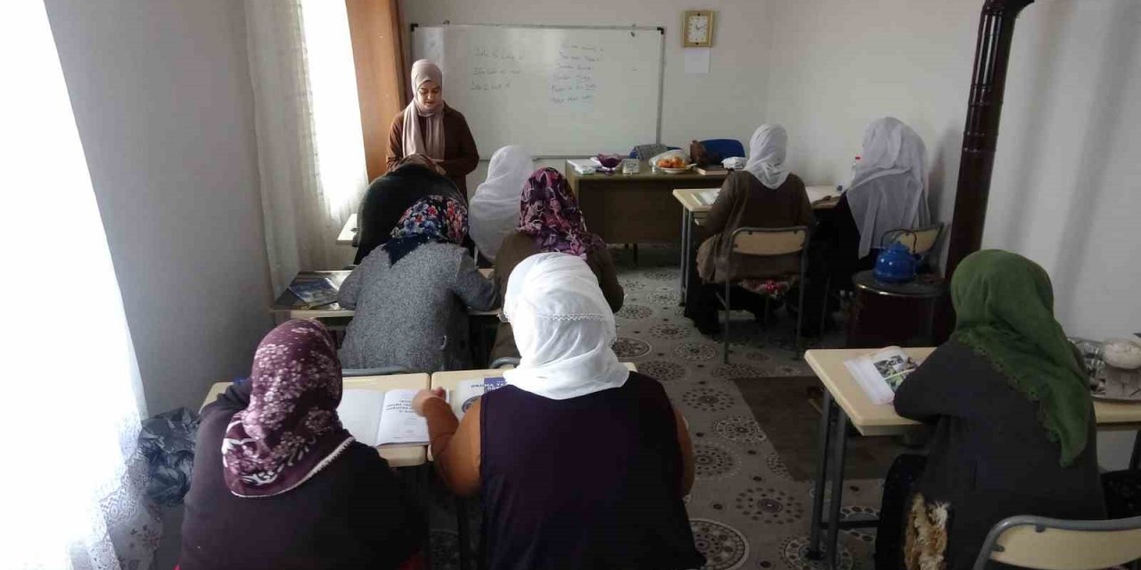 Zamanında okula gidememişlerdi, şimdi kurslarda okuma yazma öğreniyorlar