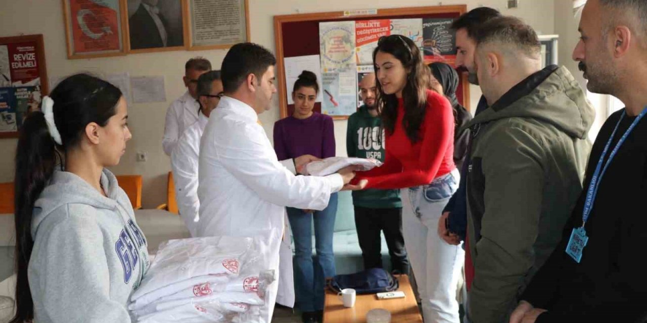 Hakkari’deki öğretmenlere beyaz önlük teslim edildi