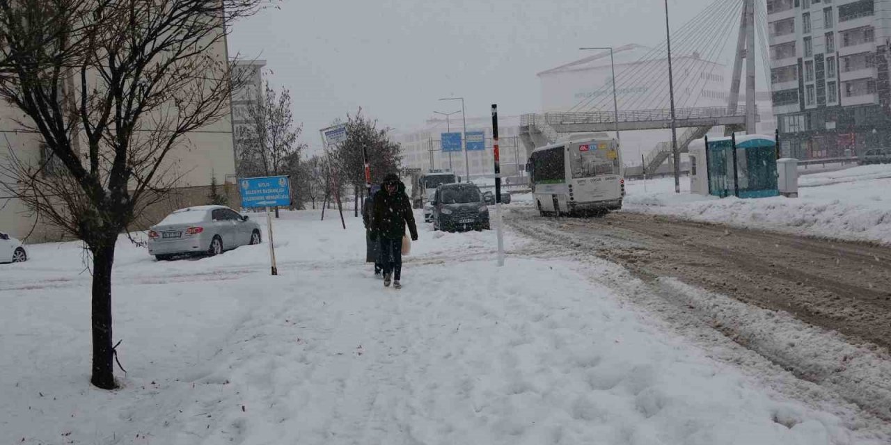 Bitlis’te kar yağışı etkisini arttırarak devam ediyor