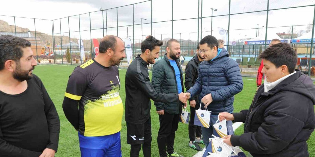 İpekyolu Belediyesi’nin birimler arası futbol turnuvasında final coşkusu yaşandı