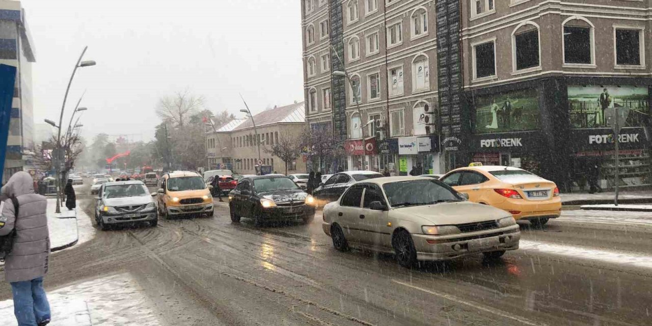 Erzurum’da kar ve tipi etkili oluyor