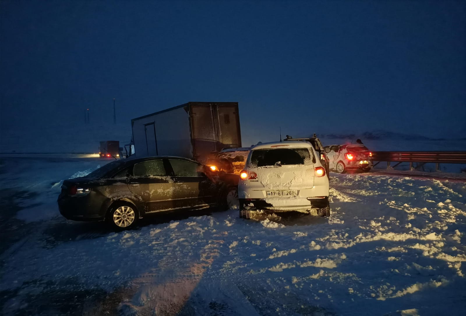 Kars’ta yoğun kar zincirleme kazaya neden oldu: 6 araç birbirine girdi