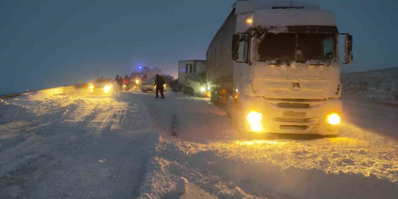 Kars’ta 7 araçlı zincirleme kaza: 5 yaralı