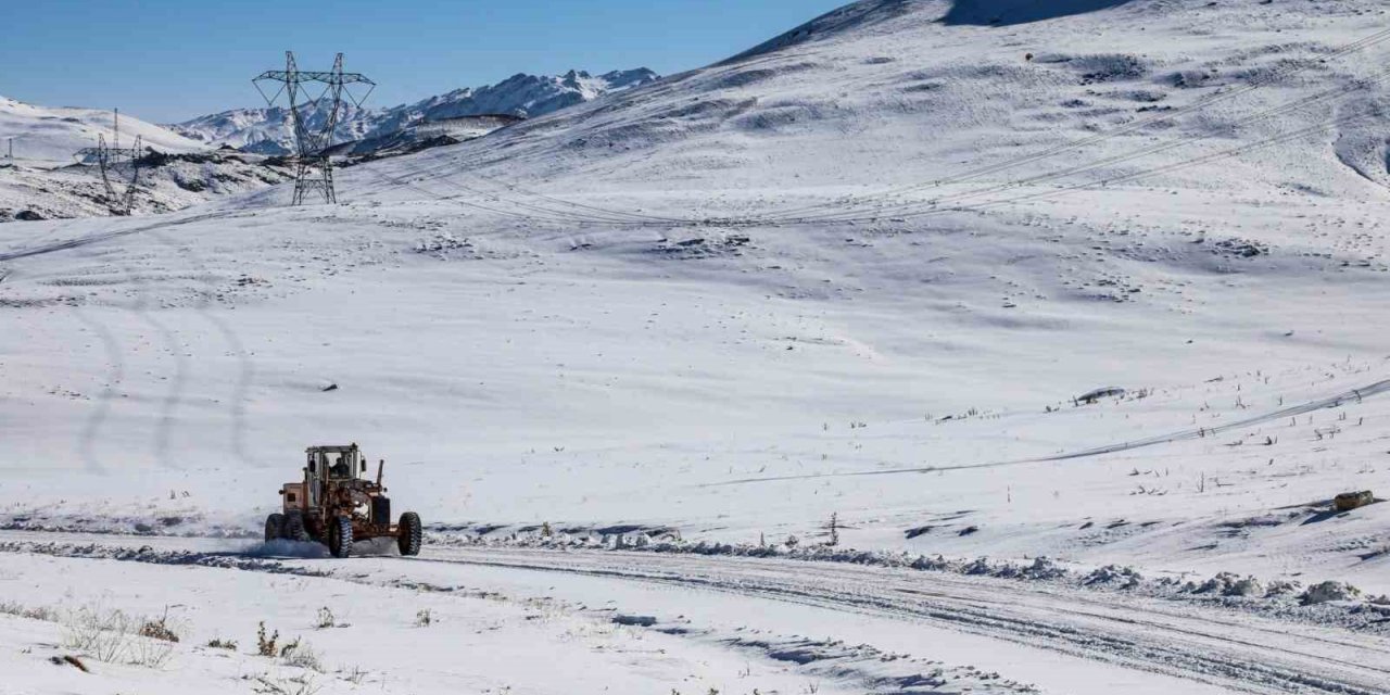 Van’da 272 yerleşim yerinin yolu ulaşıma kapandı