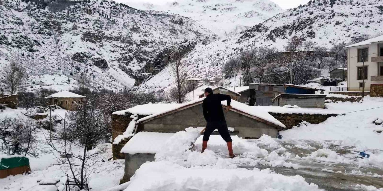 Girlevik Şelalesi beyaza büründü, köyde yaşayan vatandaşlar bacalarını küredi