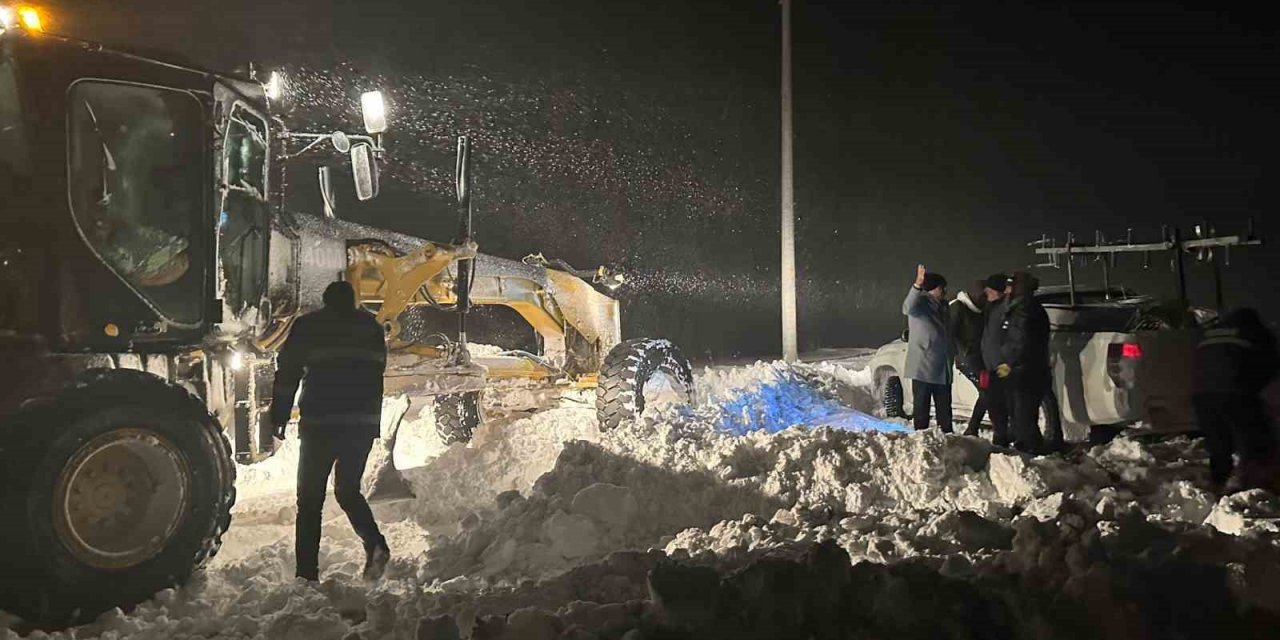 Karda mahsur kalanların imdadına belediye ekipleri yetişti