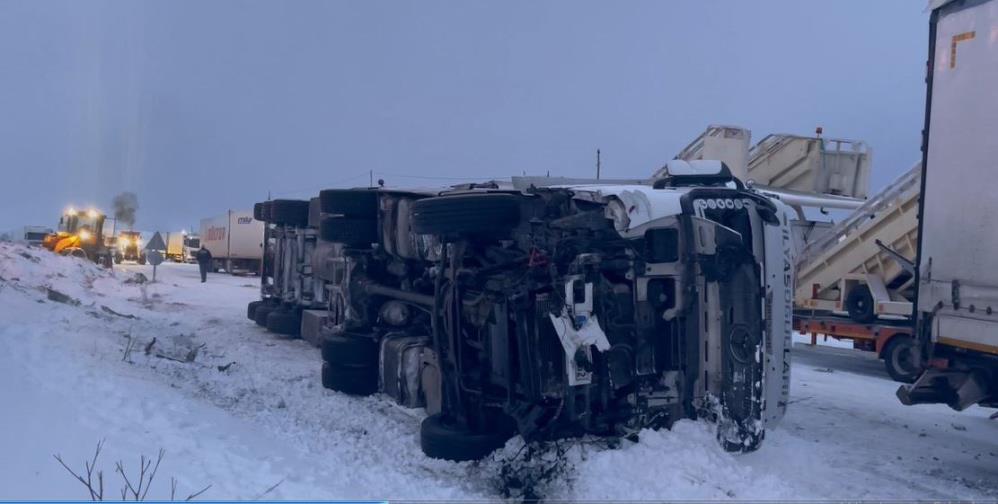 Kar esareti: Yollar kapandı, zincirleme kazalar meydana geldi